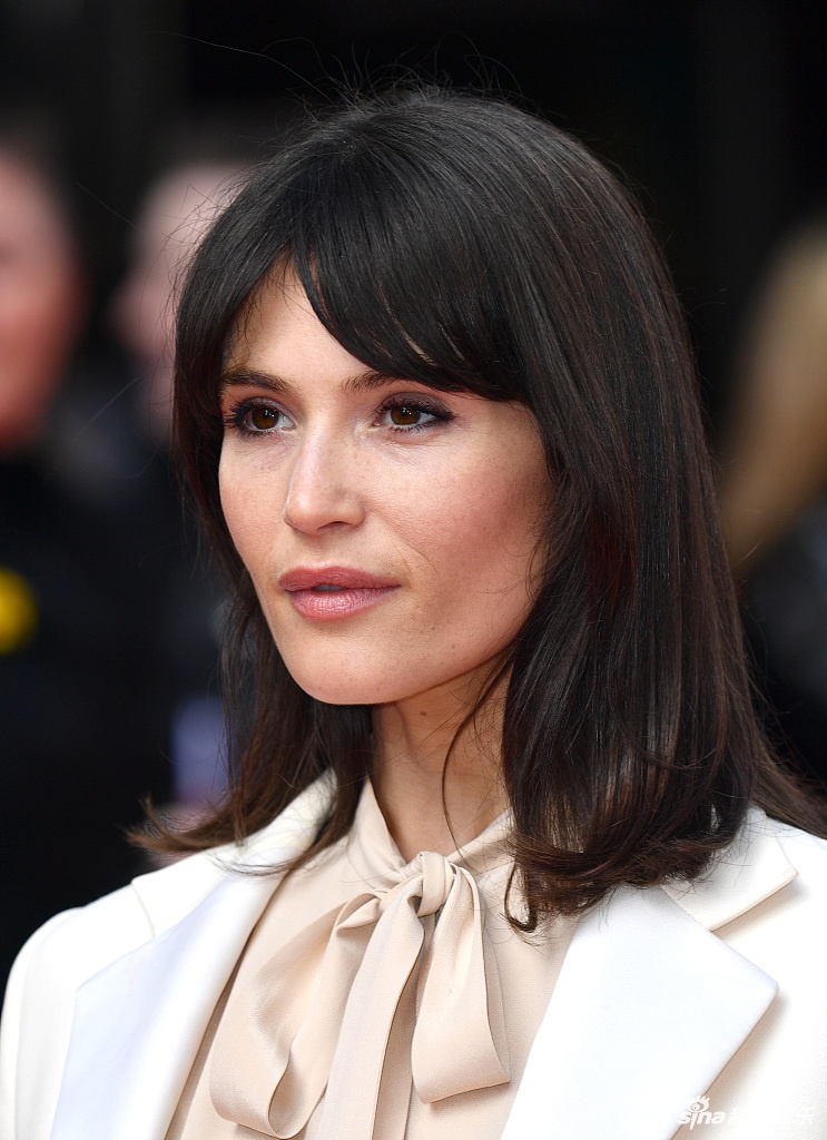 组图:裴淳华举伞走红毯与粉丝互动 杰玛阿特登穿白西装温婉迷人