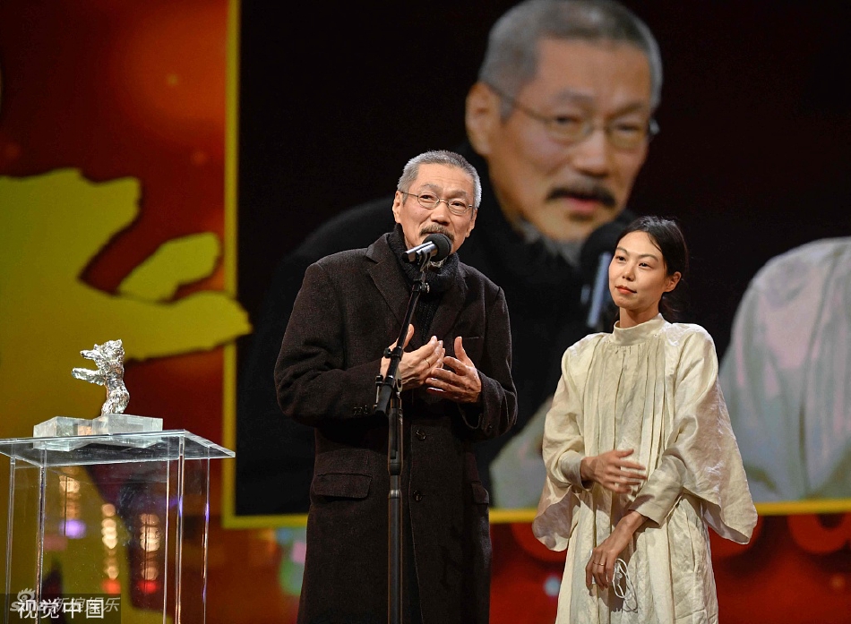 组图：洪常秀金敏喜柏林获奖开心合影两人累计已拿4座银熊奖