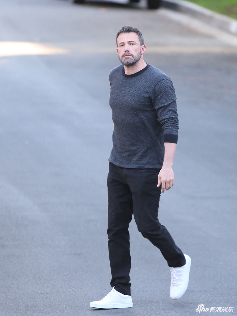 组图:本·阿弗莱克穿灰色针织衫身材健硕 走路帅气尽显型男范儿