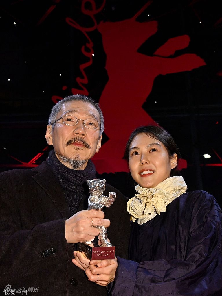 组图：洪常秀金敏喜柏林获奖开心合影两人累计已拿4座银熊奖第2张图片