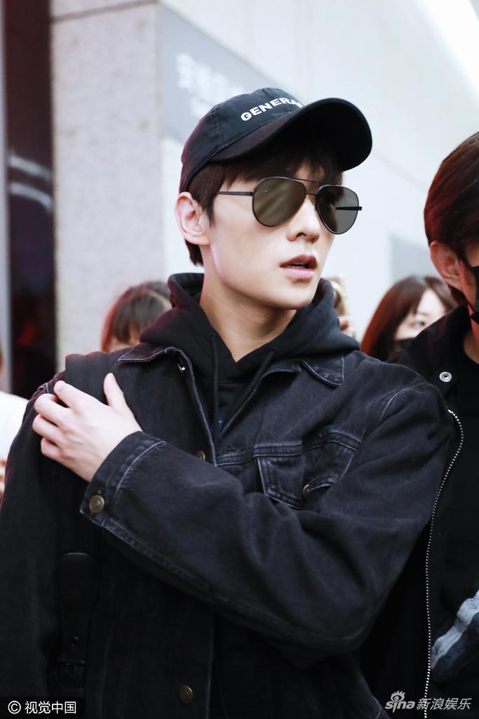 组图:杨洋黑衣黑帽墨镜遮面 获众迷妹前呼后拥
