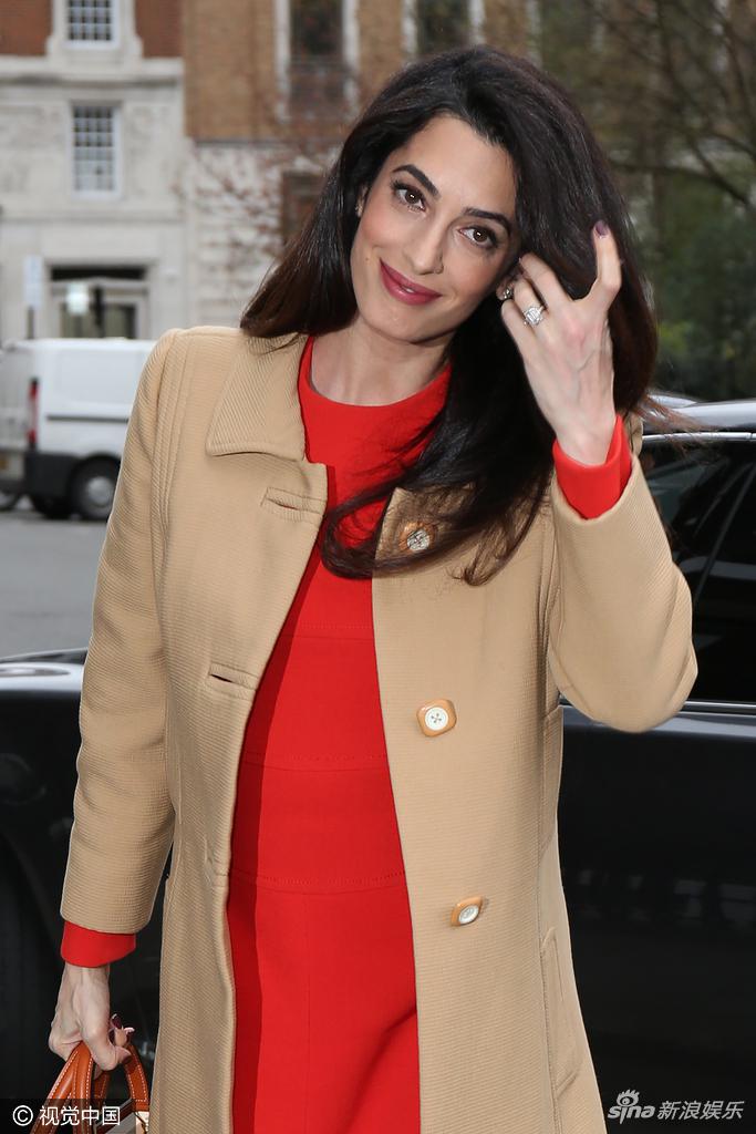 组图:克鲁尼娇妻挺孕肚上班 踩高跟秀美腿身材不走样