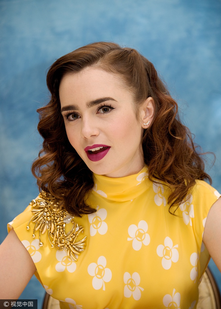 组图:莉莉宣传《骨瘦如柴》 大波浪演绎精致复古风