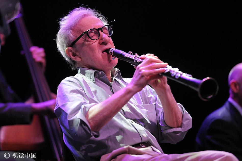 组图:名导伍迪·艾伦伦敦开音乐会 吹单簧管专注投入_高清图集_新浪网