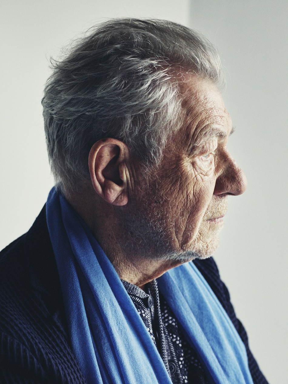 新浪娱乐讯 近日,老年"万磁王"扮演者伊恩·麦克莱恩拍摄一组写真