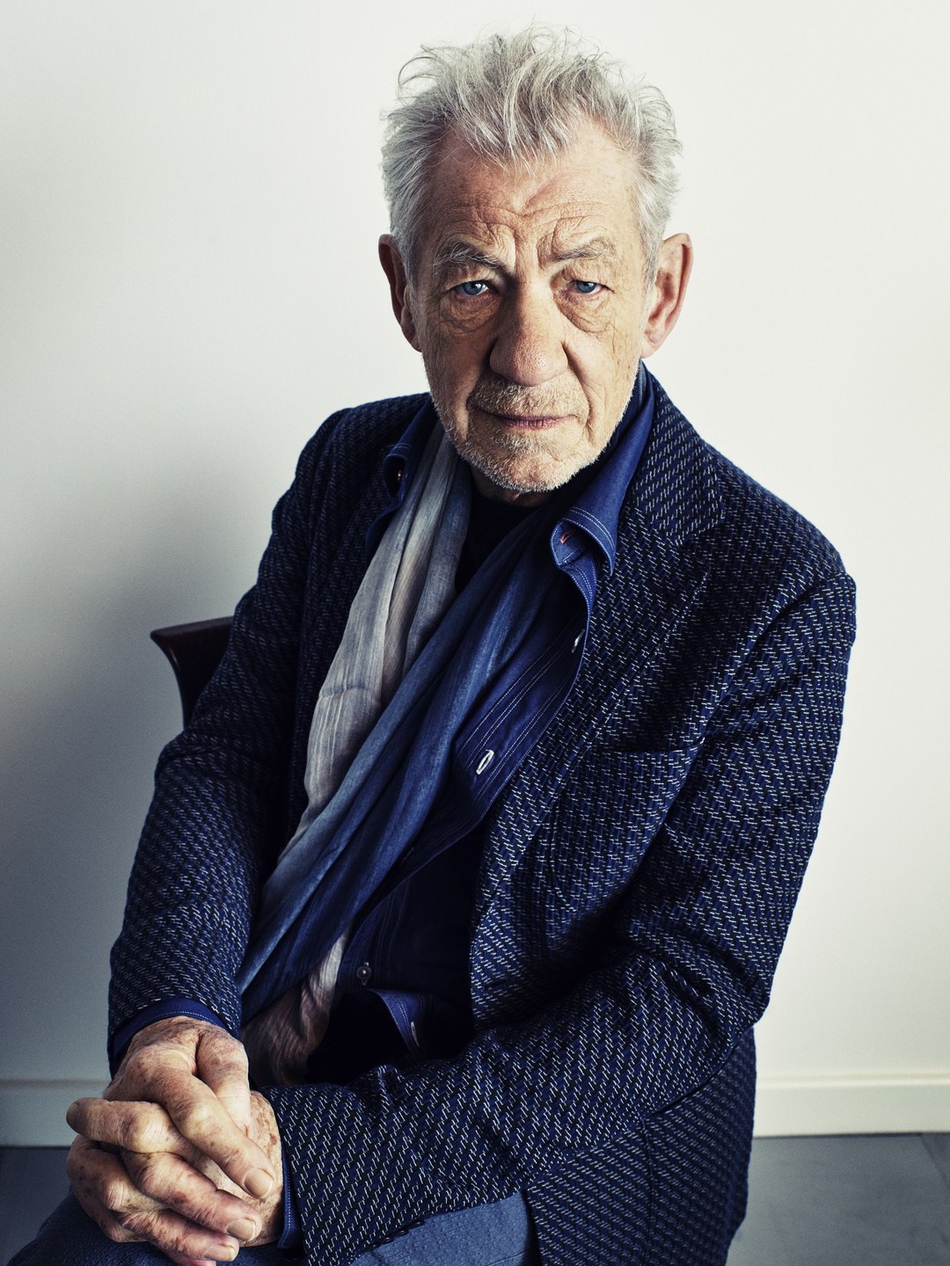 新浪娱乐讯 近日,老年"万磁王"扮演者伊恩·麦克莱恩拍摄一组写真