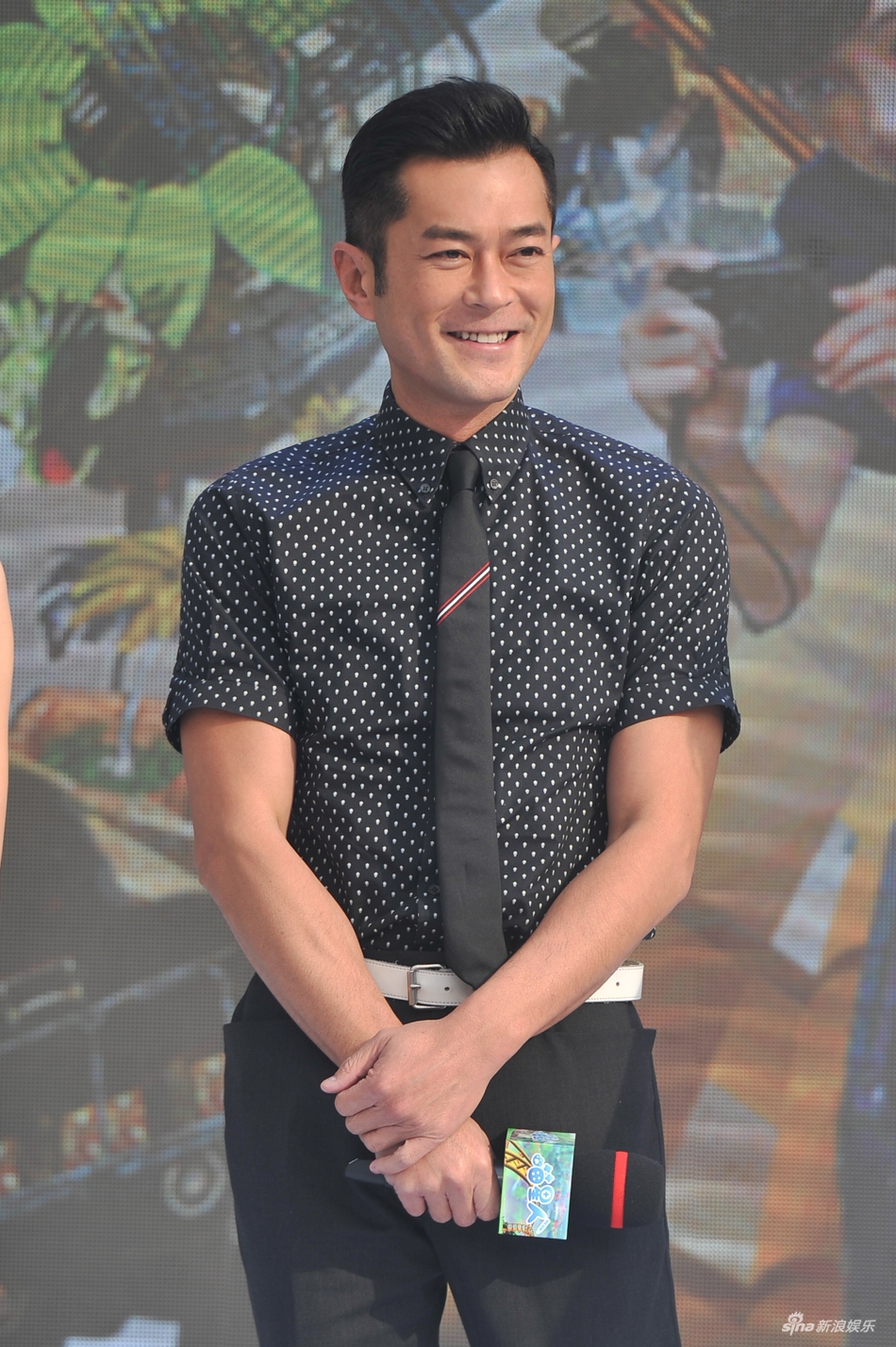 08 22:57:26 8 / 14 古天乐手拿头套 7   组图:刘诗诗遭陈伟霆摸头杀