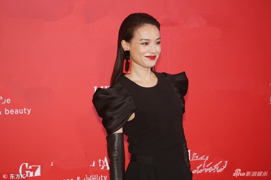 组图:舒淇立肩礼服搭方框耳环潮范儿 大红唇妩媚