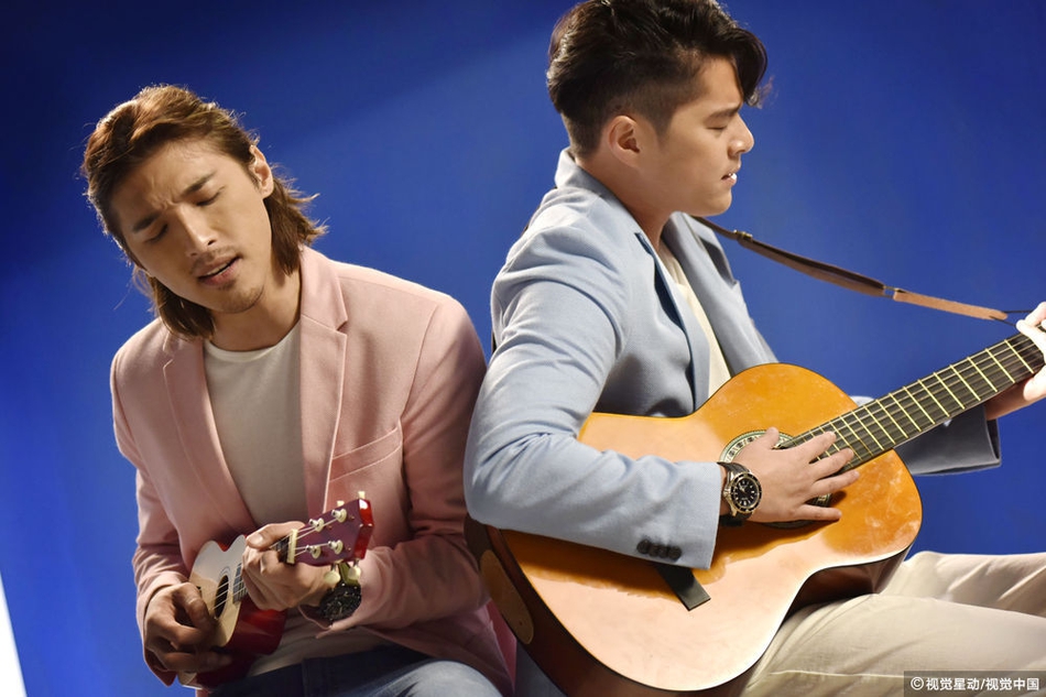 组图:shine百变造型演绎生活态度 绅士风摇滚风切换