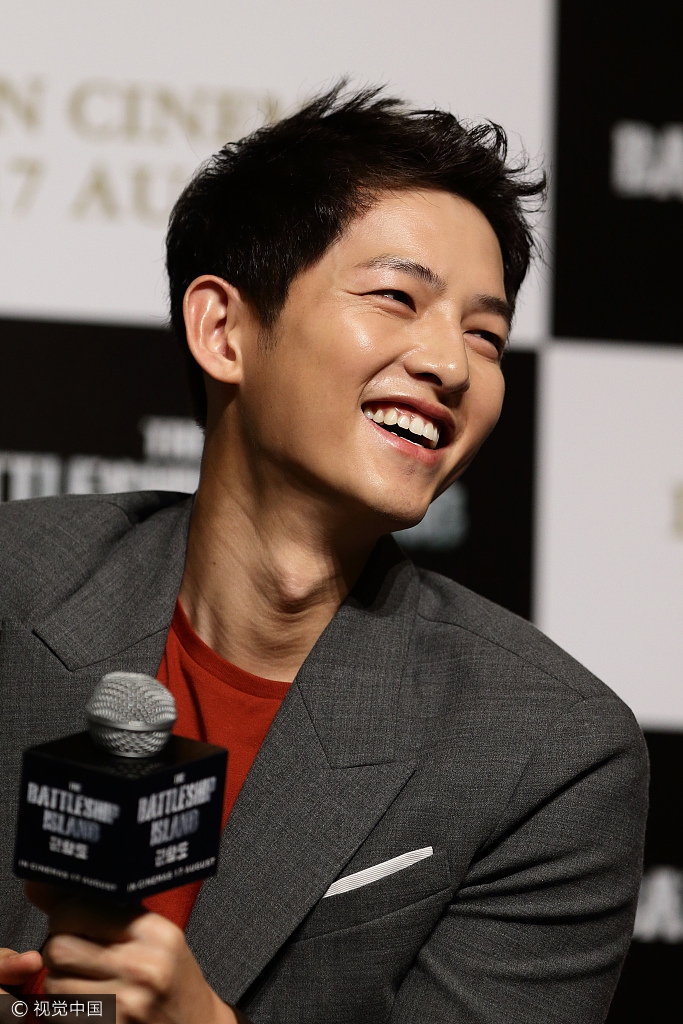 08.09】【明星】准新郎宋仲基新加坡宣传 穿红t显喜气咧嘴笑不停