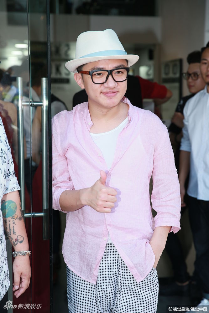 组图:王祖蓝自曝常在家扮动物逗李亚男