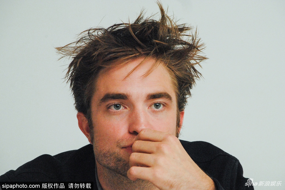 罗伯特·帕丁森头发凌乱表情可爱 毫无偶像包袱