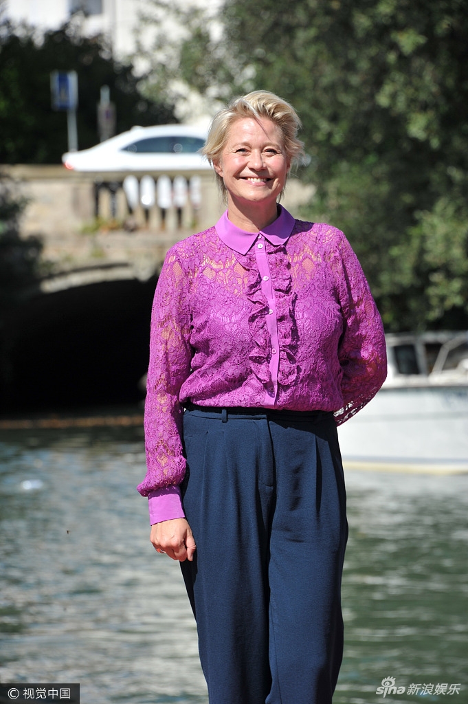 组图妮可1988主创抵达水城影后蒂虹意气风发