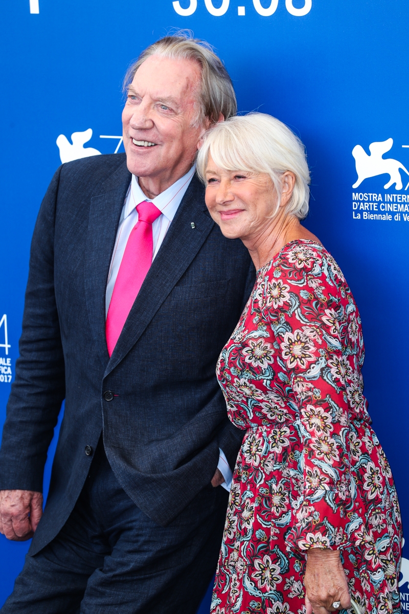 影后海伦·米伦花裙清新 贴肩合影老搭档似少女