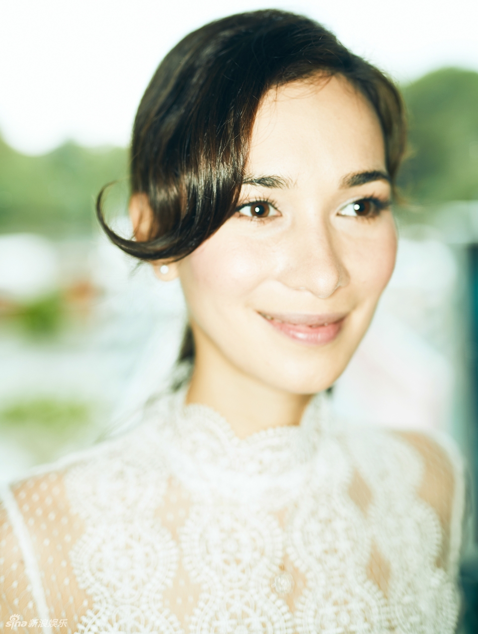 新浪娱乐讯 近日,小浪在威尼斯电影节期间为卢靖姗拍摄了一组写真,她