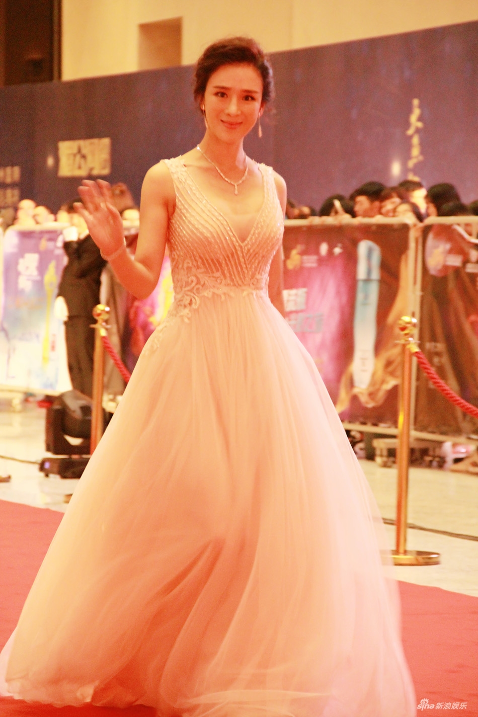 组图:周显欣现身颁奖典礼 妆容素雅纱裙梦幻