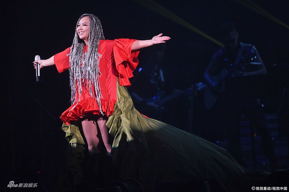 组图:张惠妹演唱会绑"脏辫"挥舞彩虹旗