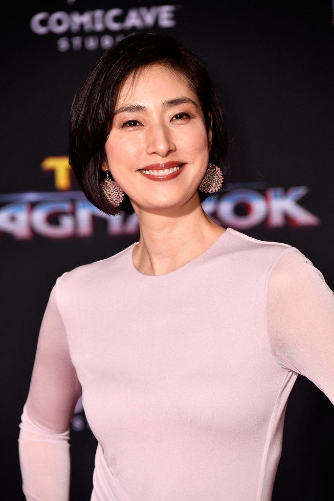 组图天海佑希亮相雷神3首映简单长裙御姐气场