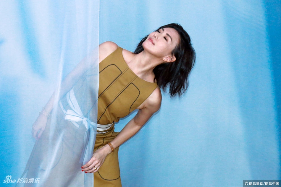 组图:孙燕姿无袖连衣裙俏皮 展开朗笑容少女感足