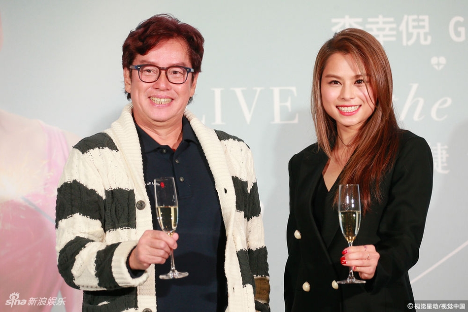 组图:李幸倪终圆红馆梦 谭咏麟自豪好眼光