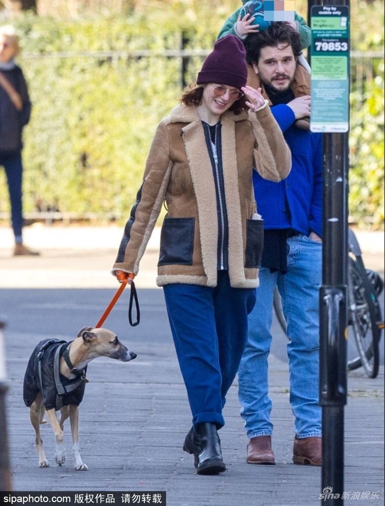 组图：“雪诺”一家三口带爱犬街头散步 岁月静好幸福满满