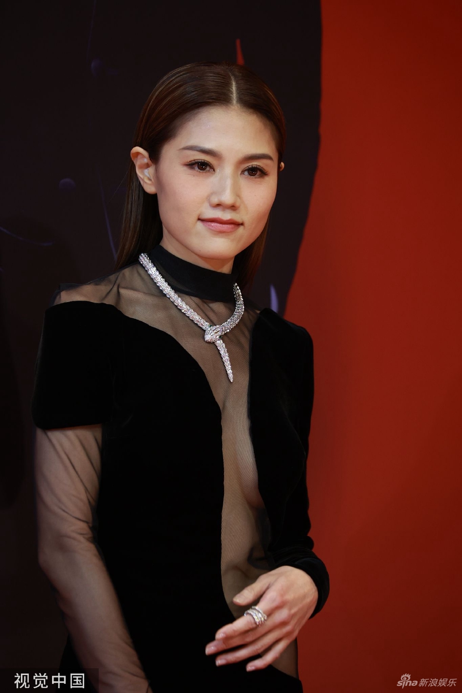 组图:周秀娜入围金像奖最佳女主 透视黑色长裙亮相红毯