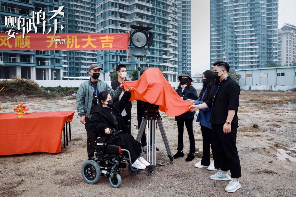 组图：周冬雨章宇主演电影《鹦鹉杀》开机聚焦杀猪盘题材第2张图片