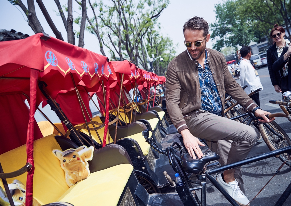 17雷诺兹看到胡同里的黄包车,第一反应是想去骑!