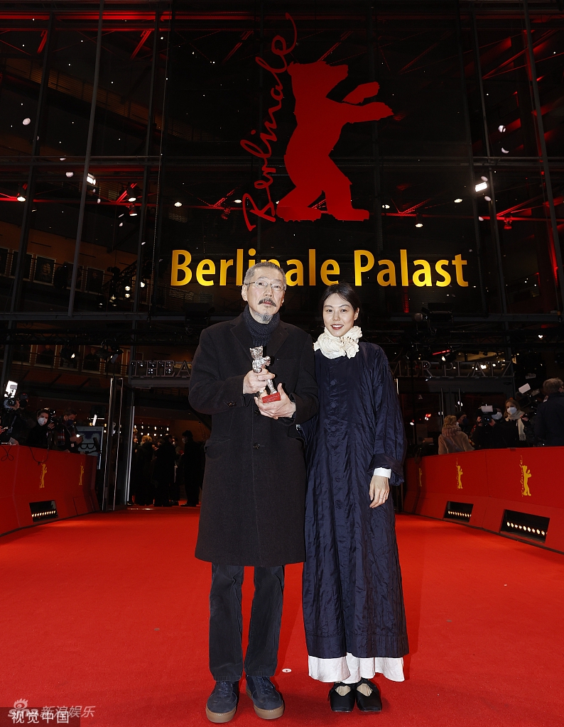 组图：洪常秀金敏喜柏林获奖开心合影两人累计已拿4座银熊奖第4张图片