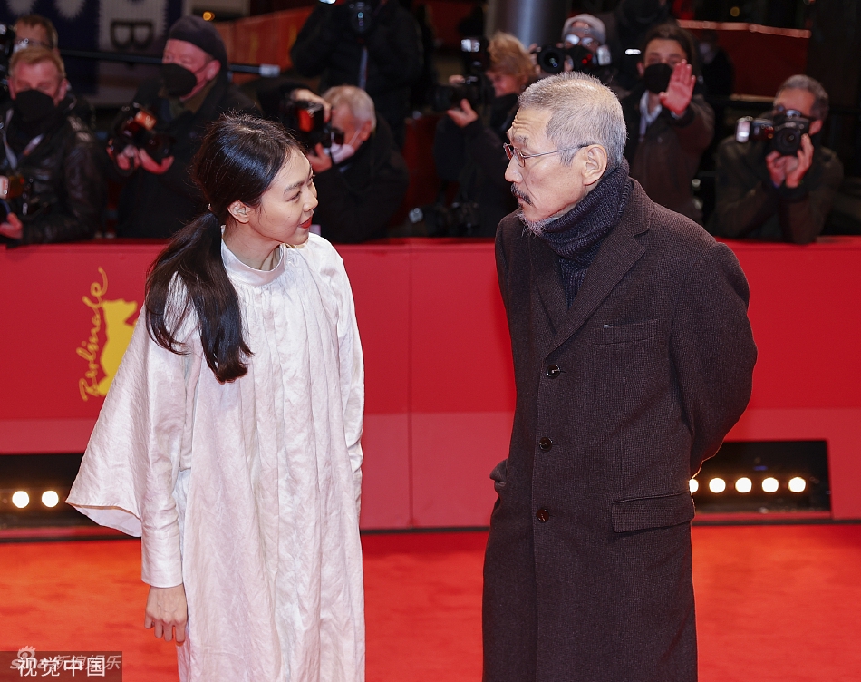 组图：洪常秀金敏喜柏林获奖开心合影两人累计已拿4座银熊奖