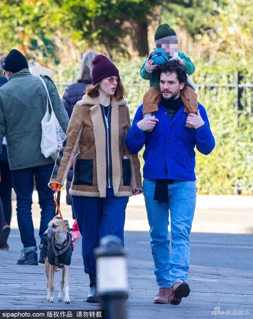 组图：“雪诺”一家三口带爱犬街头散步 岁月静好幸福满满