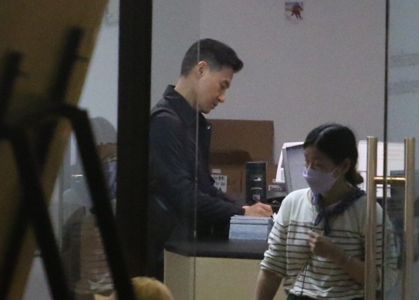 组图：张学友出山拍新片造型曝光扮演海关人员文质彬彬第1张图片