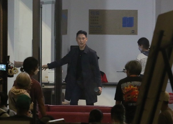 组图：张学友出山拍新片造型曝光扮演海关人员文质彬彬第2张图片