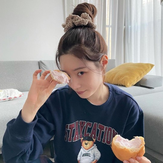组图：韩国女歌手郑采妍发照片秀清纯美貌 丸子头可爱