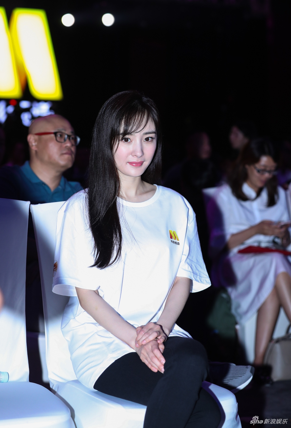 组图:杨幂佟丽娅邻座亲密热聊 穿文化衫仍美艳照人_高清图集_新浪网