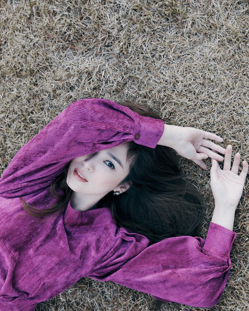 組圖：宋慧喬晒秋裝近照知性優雅 長卷發披肩慵懶悠閒