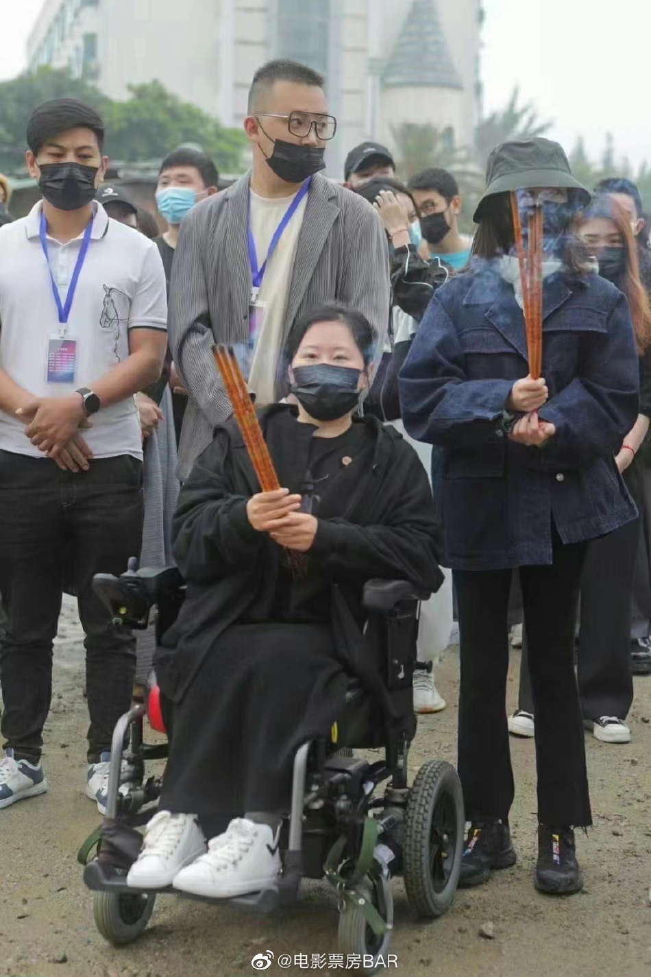 组图：周冬雨章宇主演电影《鹦鹉杀》开机聚焦杀猪盘题材