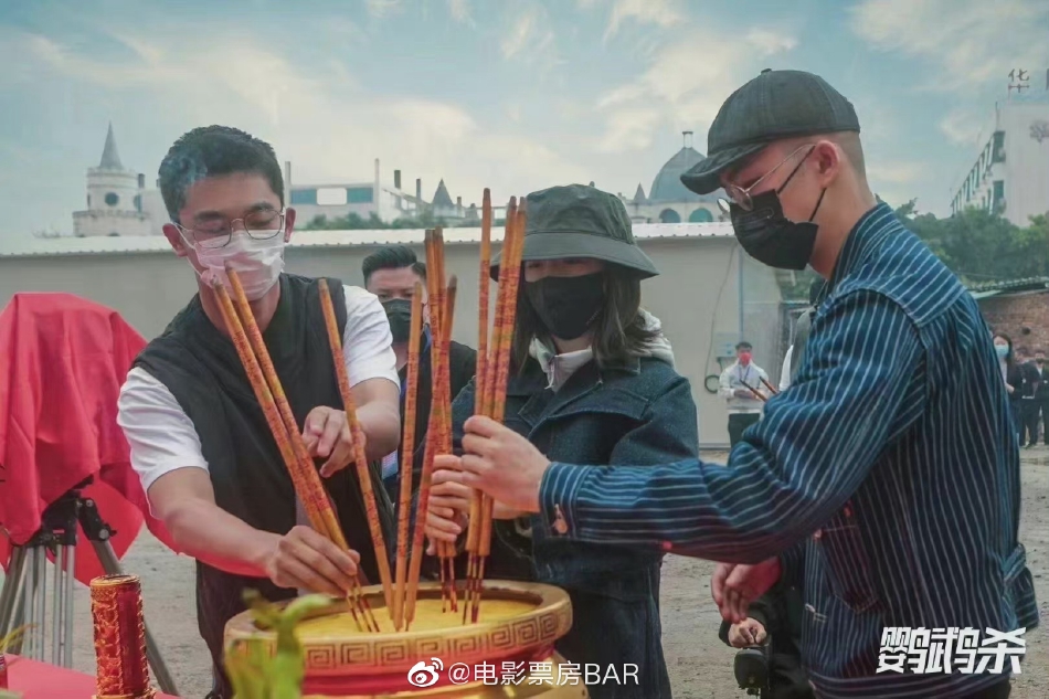 组图：周冬雨章宇主演电影《鹦鹉杀》开机聚焦杀猪盘题材