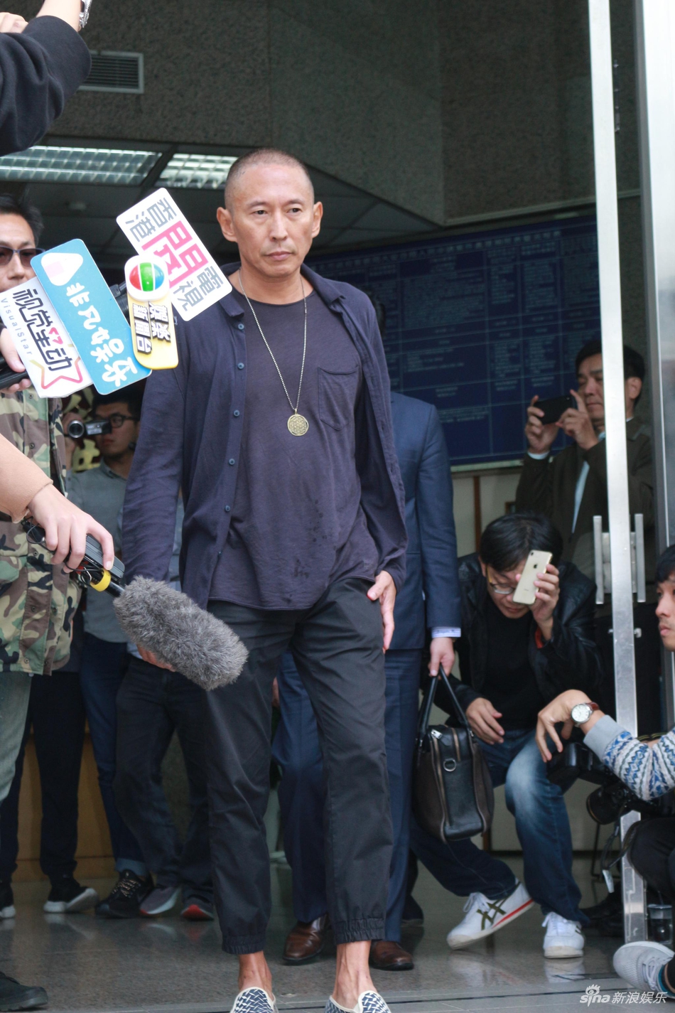 组图:钮承泽涉性侵走出警局遭媒体围访 剃光头神情严肃