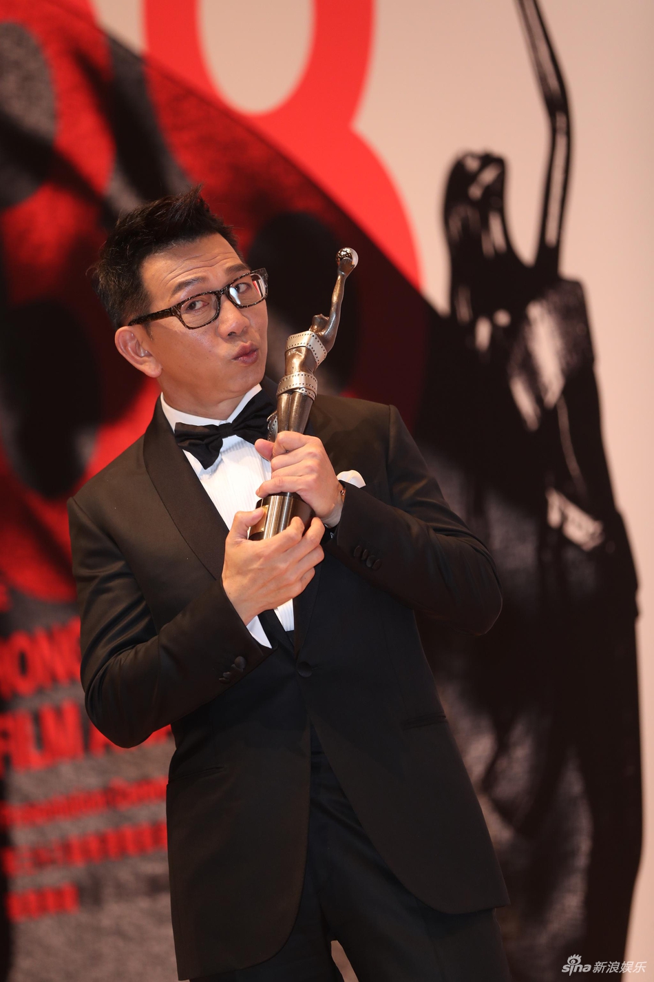 组图:袁富华演跨性别者夺最佳男配 台上不忘感谢女友