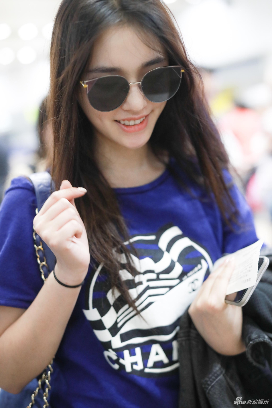 组图:林允比心甜笑酒窝抢镜 休闲look清爽入夏