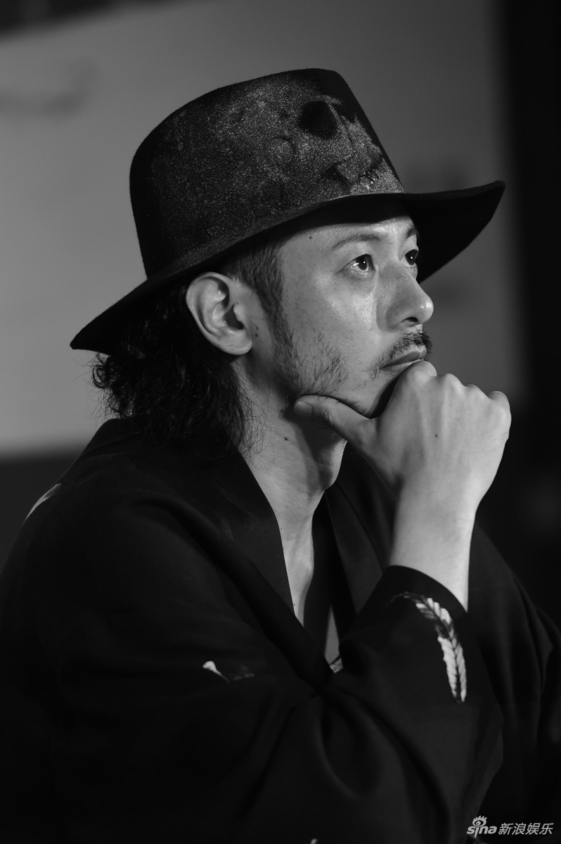 组图:小田切让黑帽卷发气质十足 新片发布会上回应健康状况_高清图集