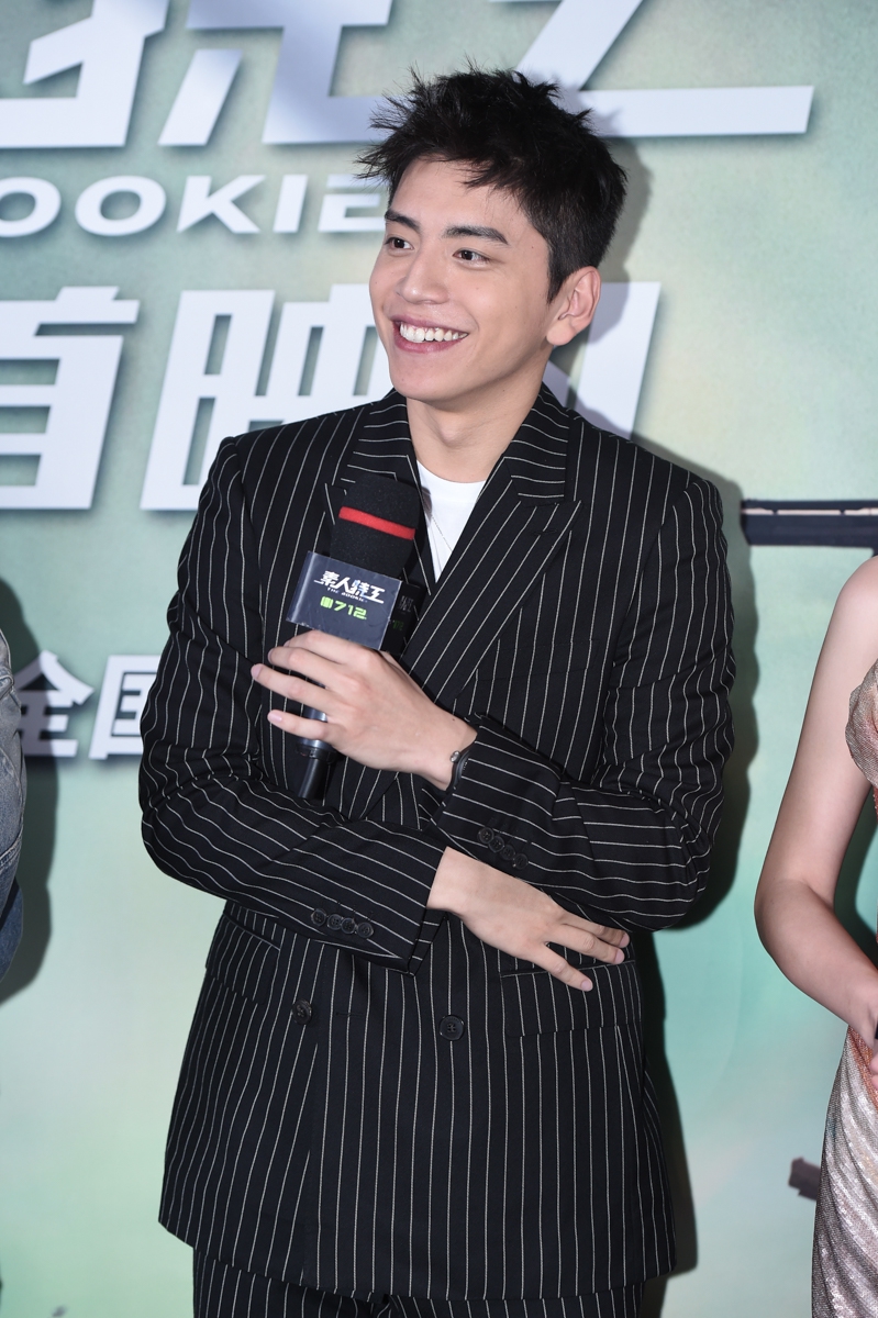 5 / 9 导演和王大陆 6   组图:多妹戴diy项链眼神呆萌童趣