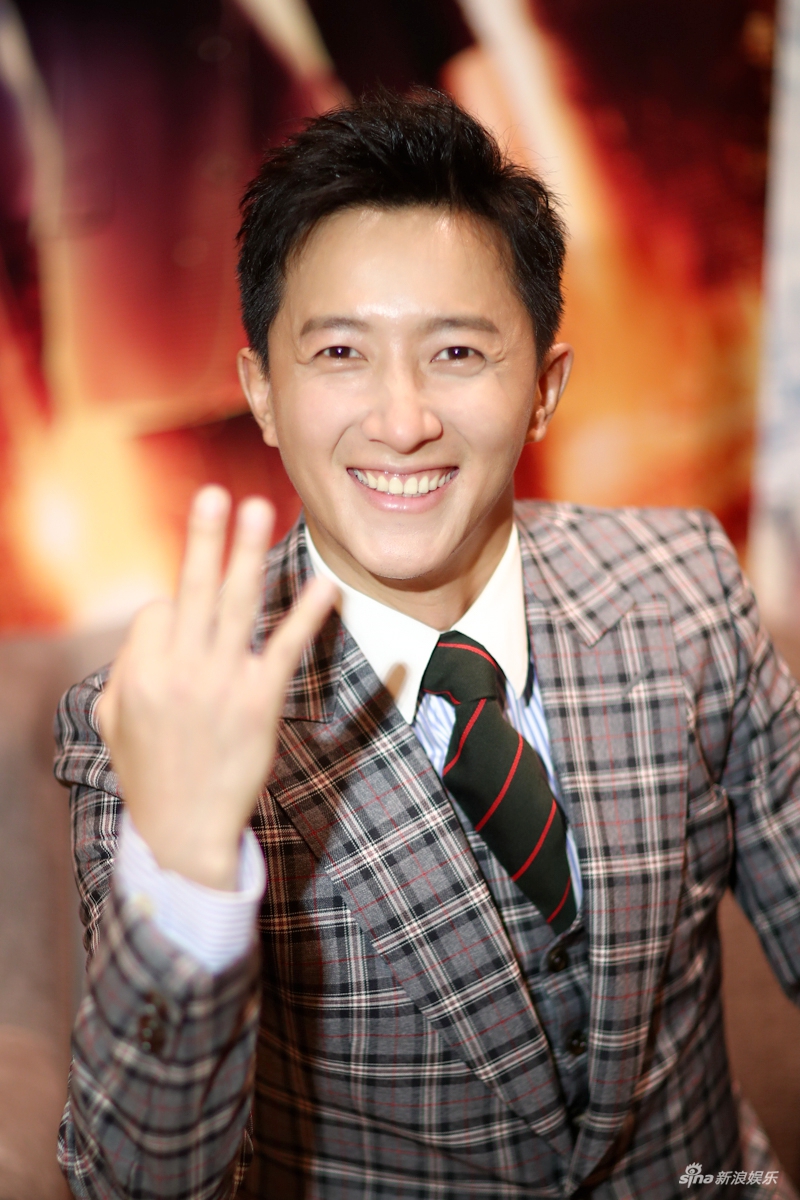 组图:韩庚英伦风西服帅气 搞笑比数字连拍