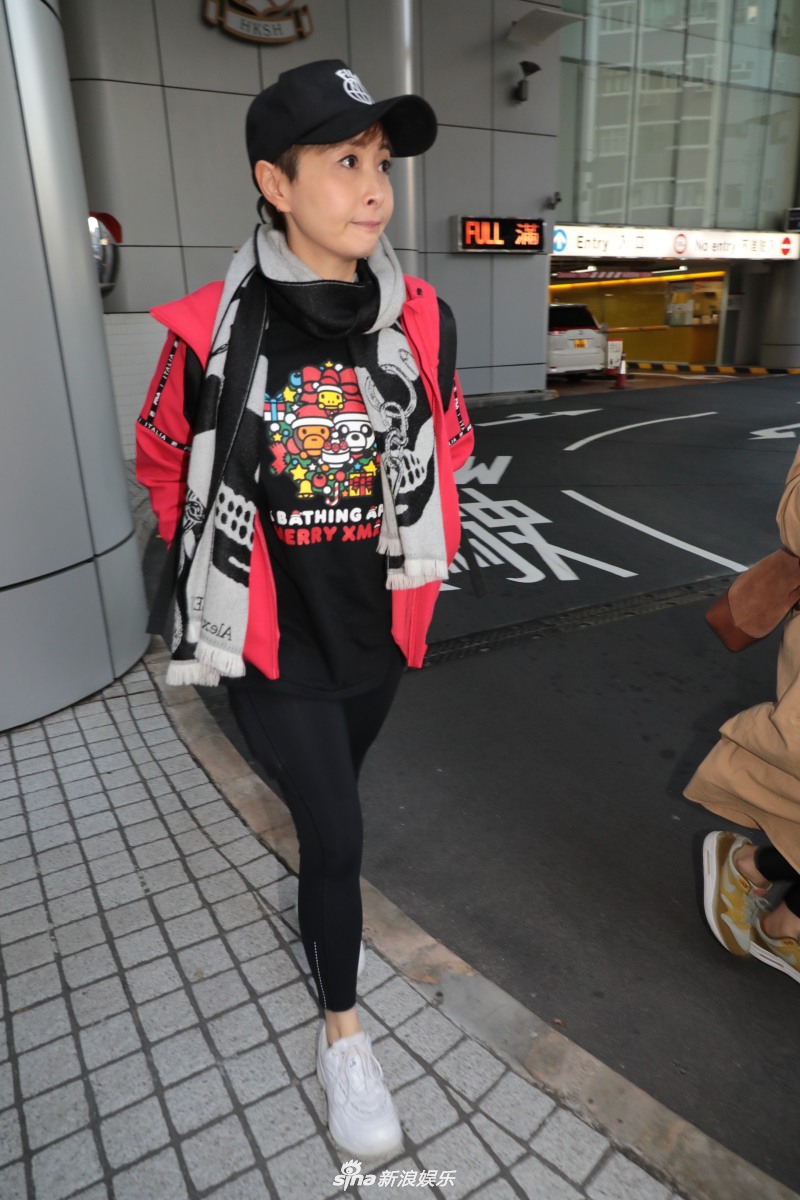 组图:汤盈盈穿拼色外套现身医院探病 全场快走不发一语表情淡定