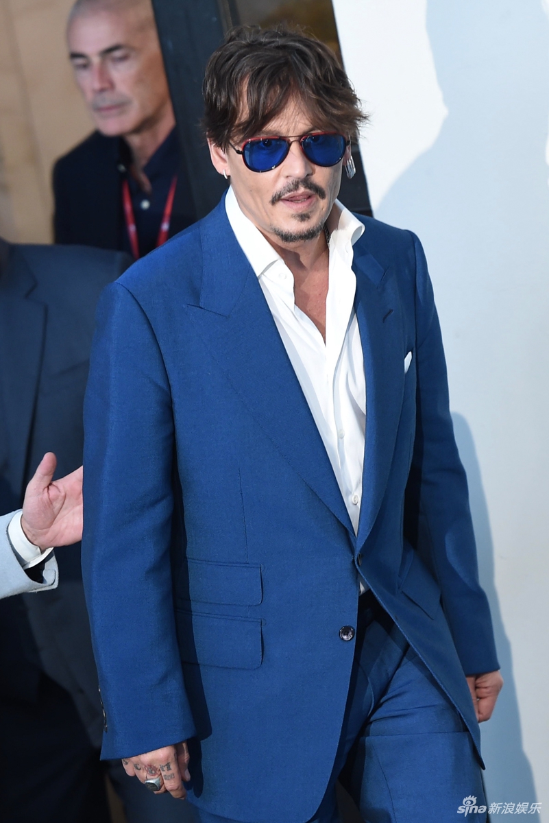 组图威尼斯等待野蛮人主创亮相德普蓝西装状态好