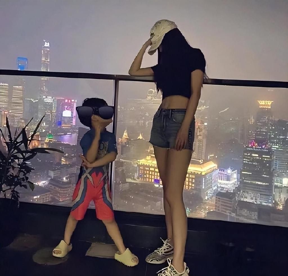 组图：网友香港偶遇Angelababy带小海绵逛街 母子牵手同行