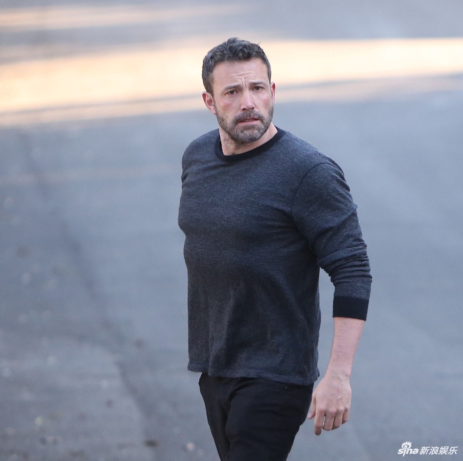 组图:本·阿弗莱克穿灰色针织衫身材健硕 走路帅气尽显型男范儿