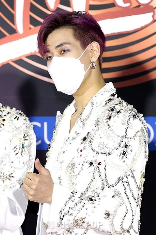 組圖：GOT7不續約JYP後出席金唱片活動 全員白衣帥氣