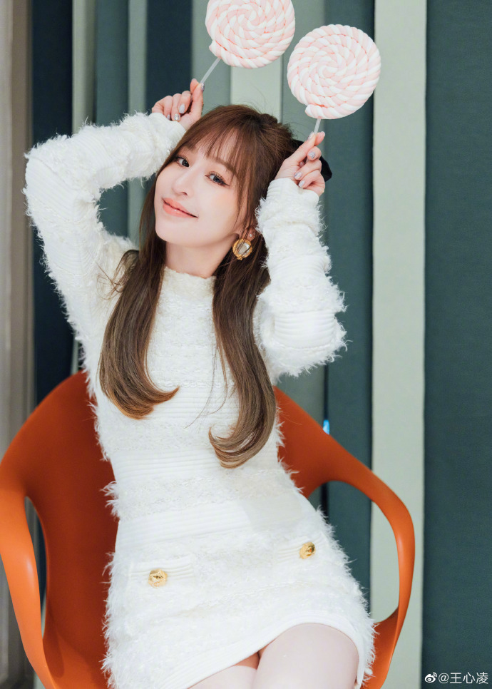 组图：王心凌与兔子玩偶拍新年写真 戴蝴蝶结笑容甜美